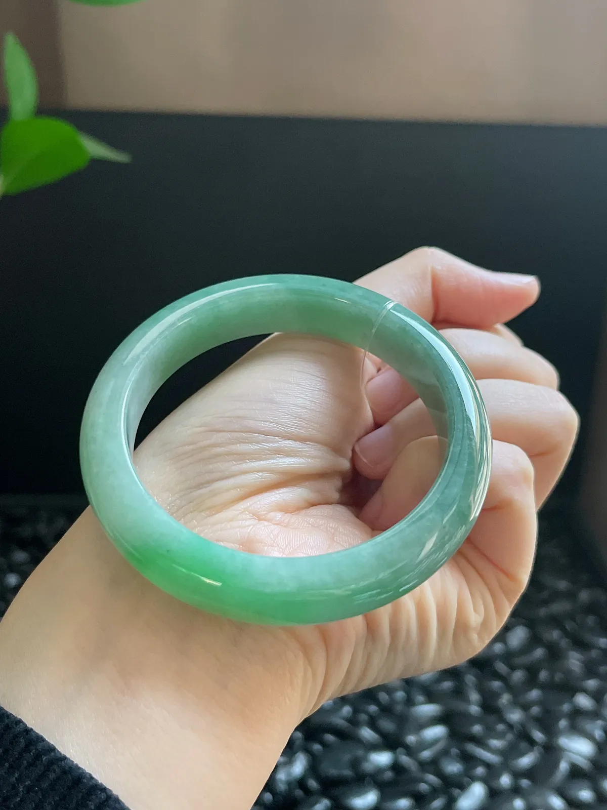 正圈55.6圈口，翡翠糯化种淡绿色手镯