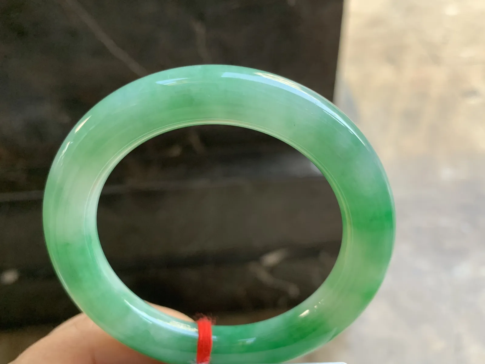 55-11mm
满色圆条手镯 底子细腻 颜色辣绿