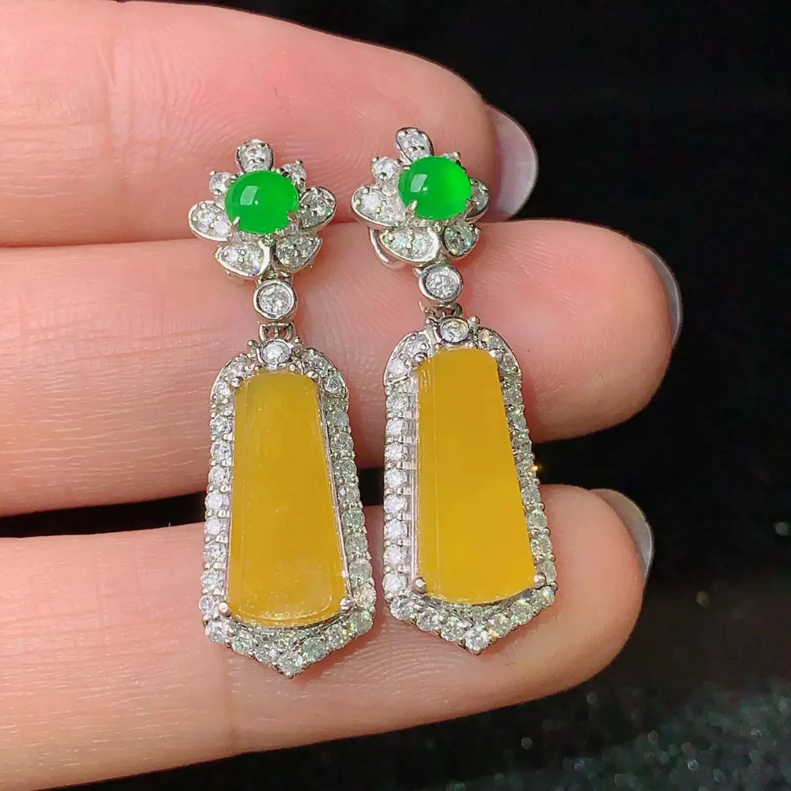 18k金钻镶嵌黄翡无事牌耳坠 玉质细腻 色泽艳丽  整体尺寸30.2*9.5*6.6