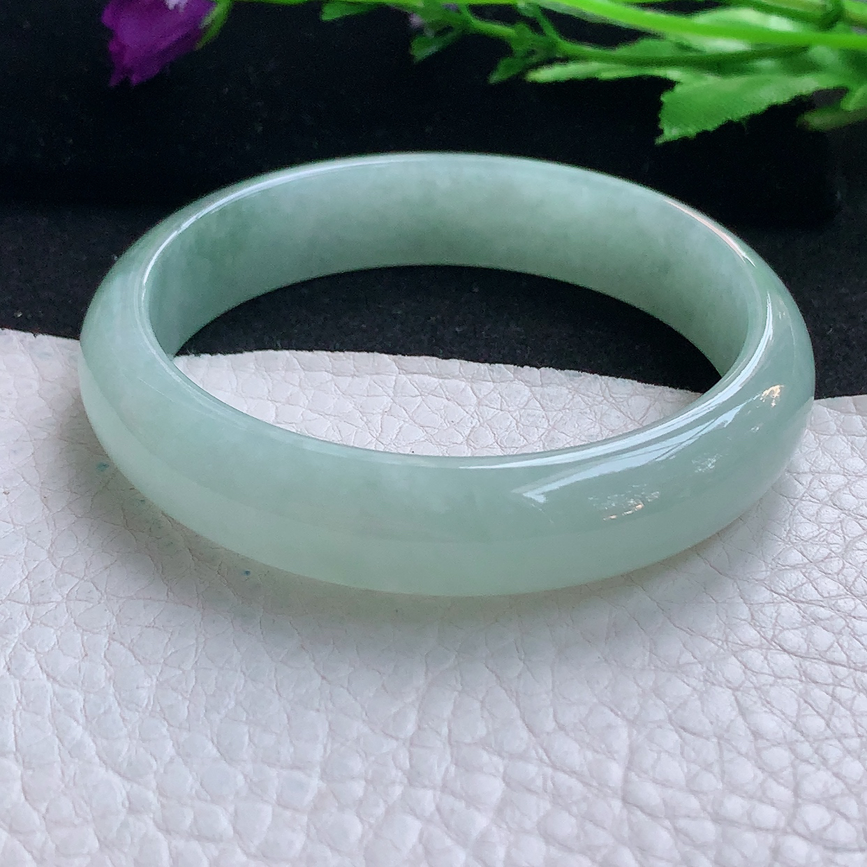 js自然光57*13.2*7平安镯 缅甸翡翠A货浅绿玉手镯水灵宽边玉手环