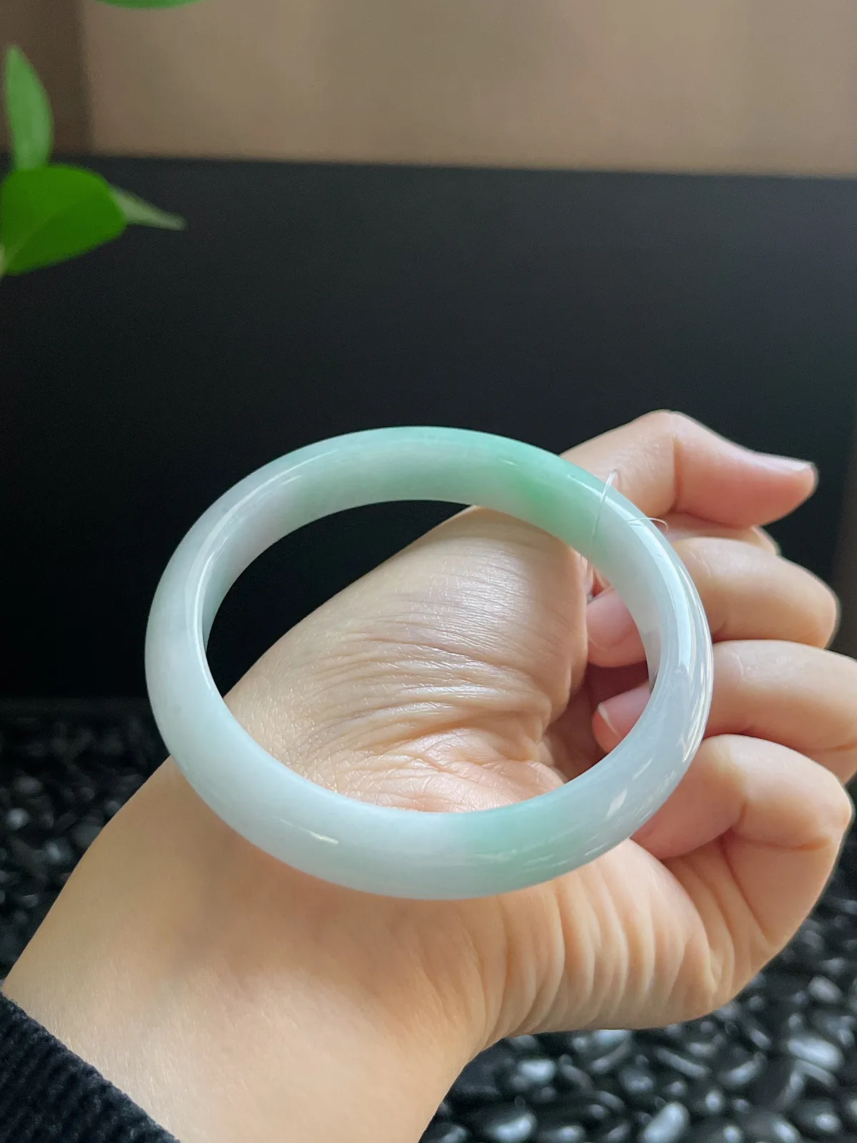 正圈57.6圈口，翡翠糯化种浅绿色手镯