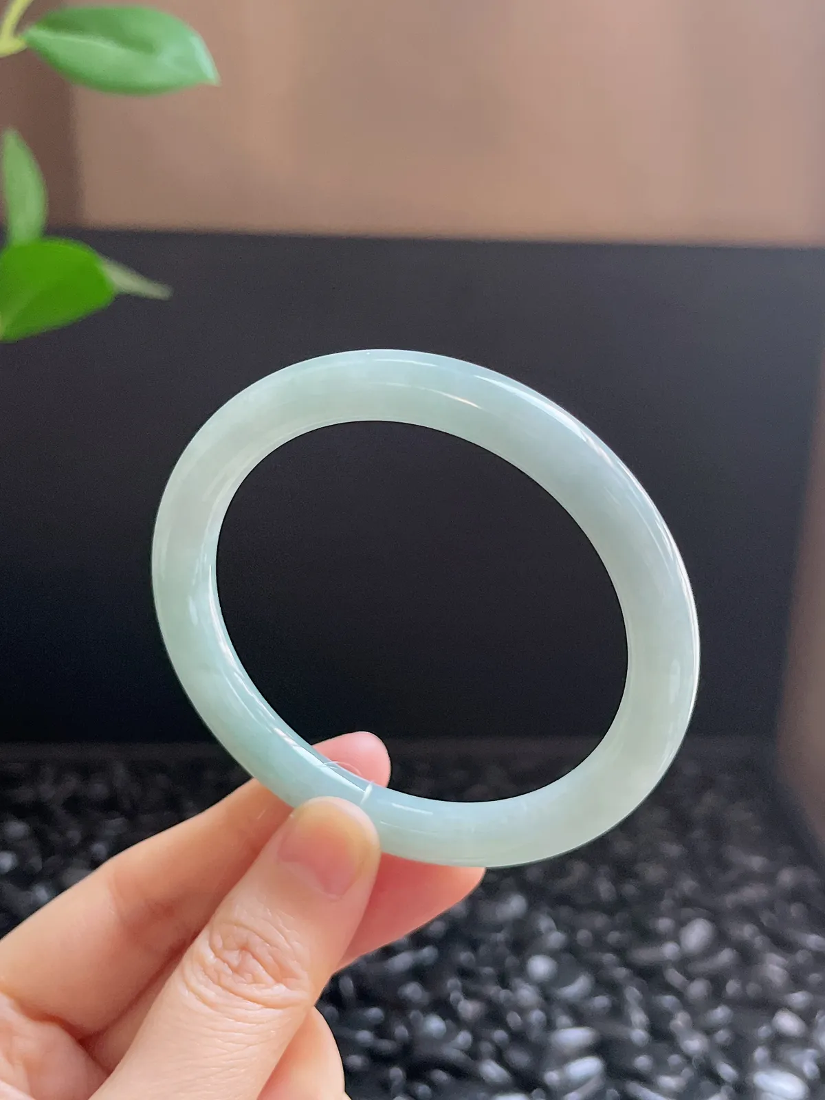 圆镯56圈口，翡翠糯化种浅绿色手镯