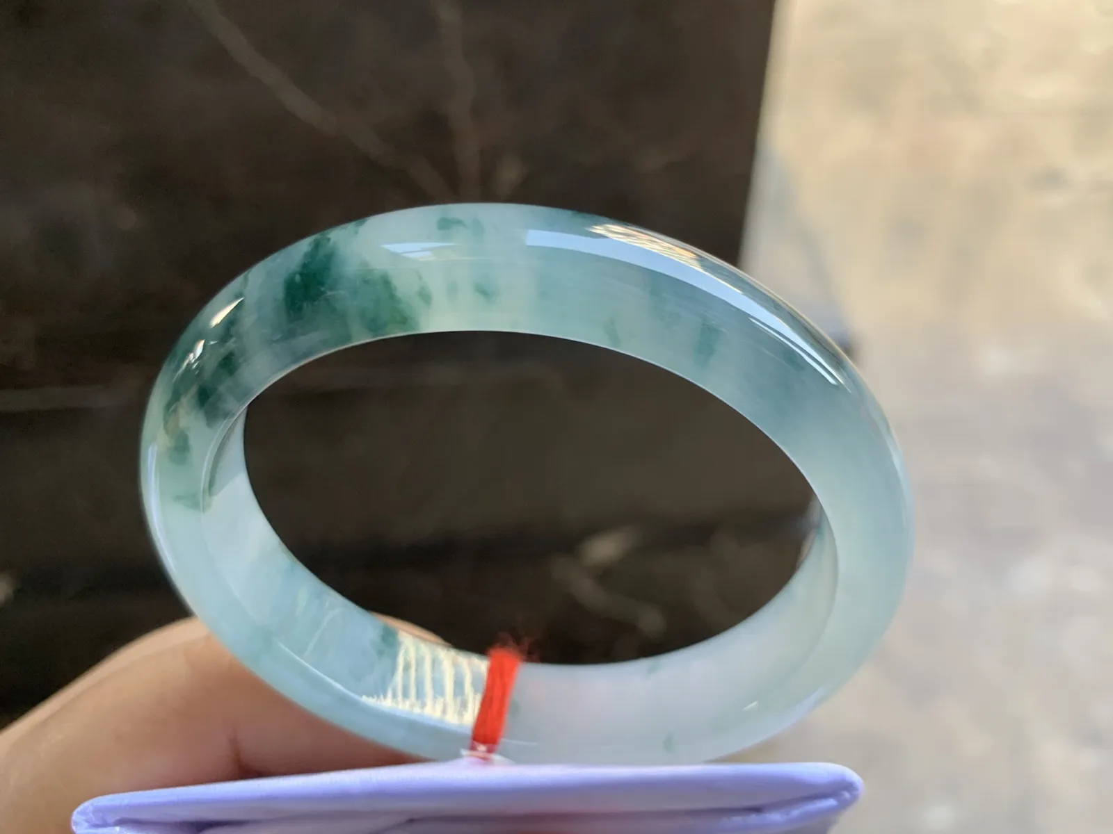 56.5-12.5-7.5mm
冰种飘花贵妃手镯 水润光泽 花色灵动 正圈54可带气质