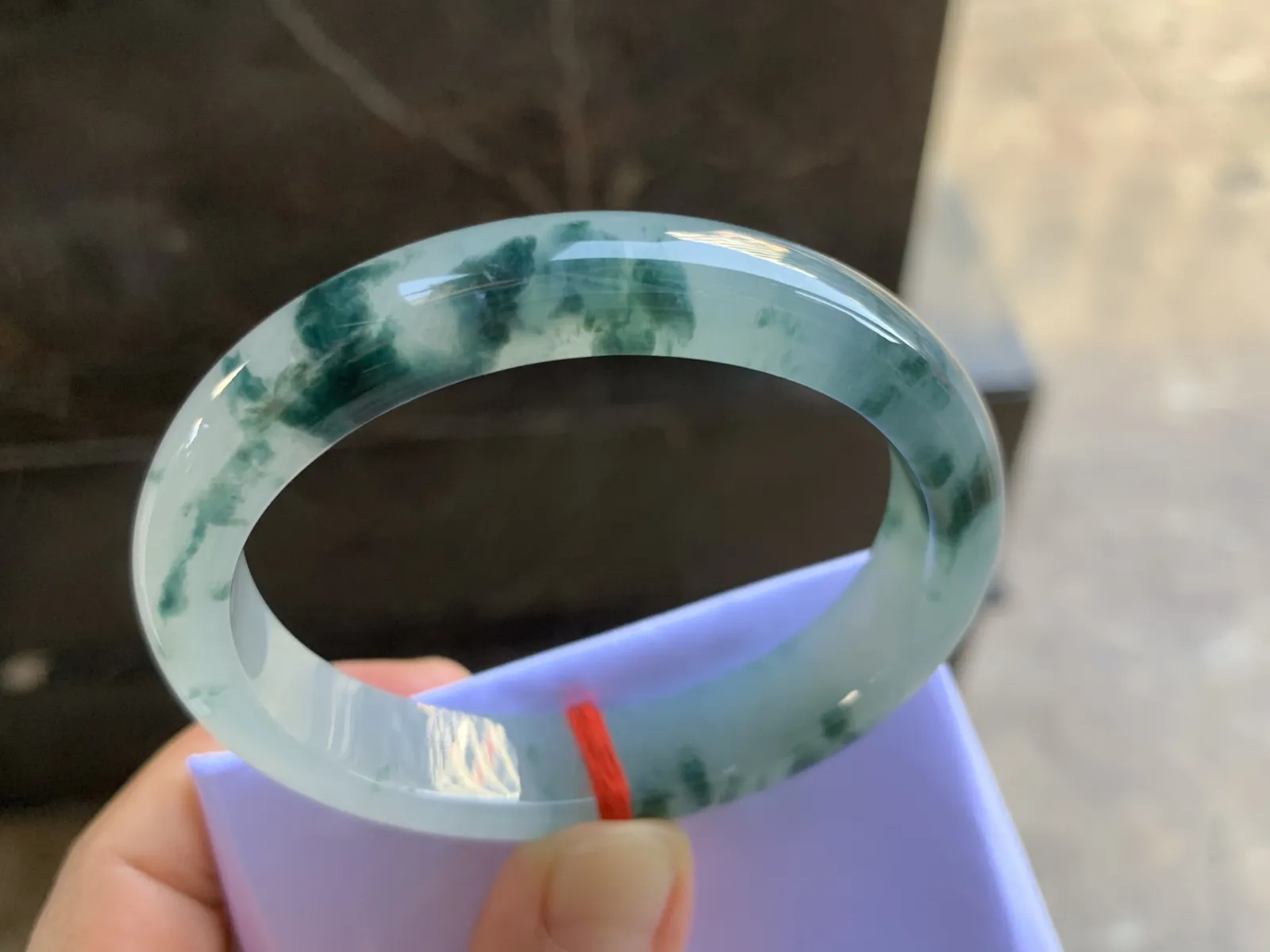 56.5-12.5-7.5mm
冰种飘花贵妃手镯 水润光泽 花色灵动 正圈54可带气质