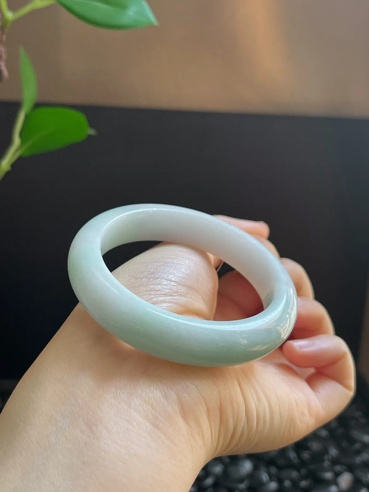 正圈51.6圈口，翡翠糯化种淡绿色手镯