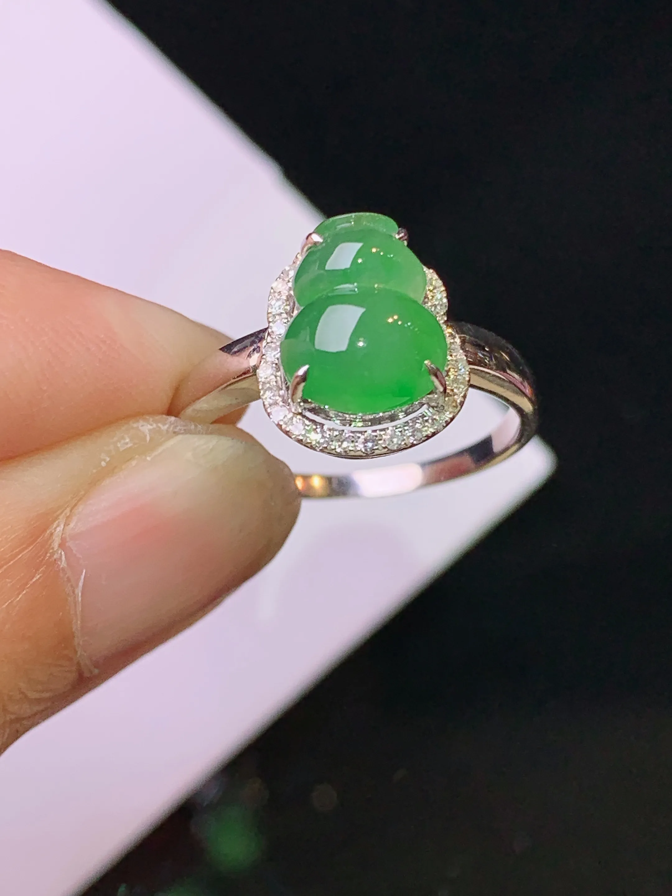 18k金钻镶嵌翠绿葫芦戒指 玉质细腻 色泽清新艳丽 圈口13 整体尺寸11.7*9.7*7.8