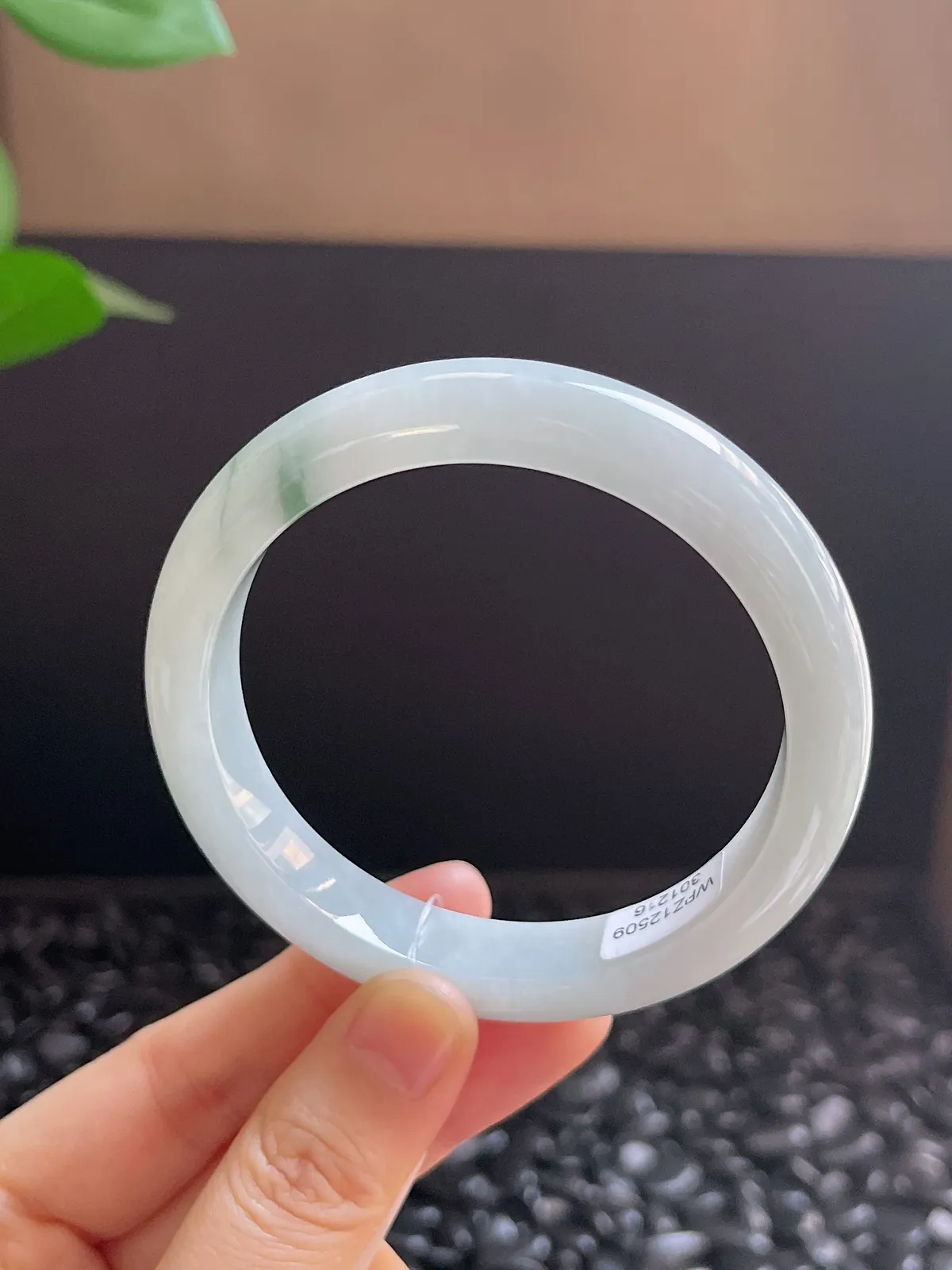 正圈57.8圈口，翡翠冰糯种飘绿手镯