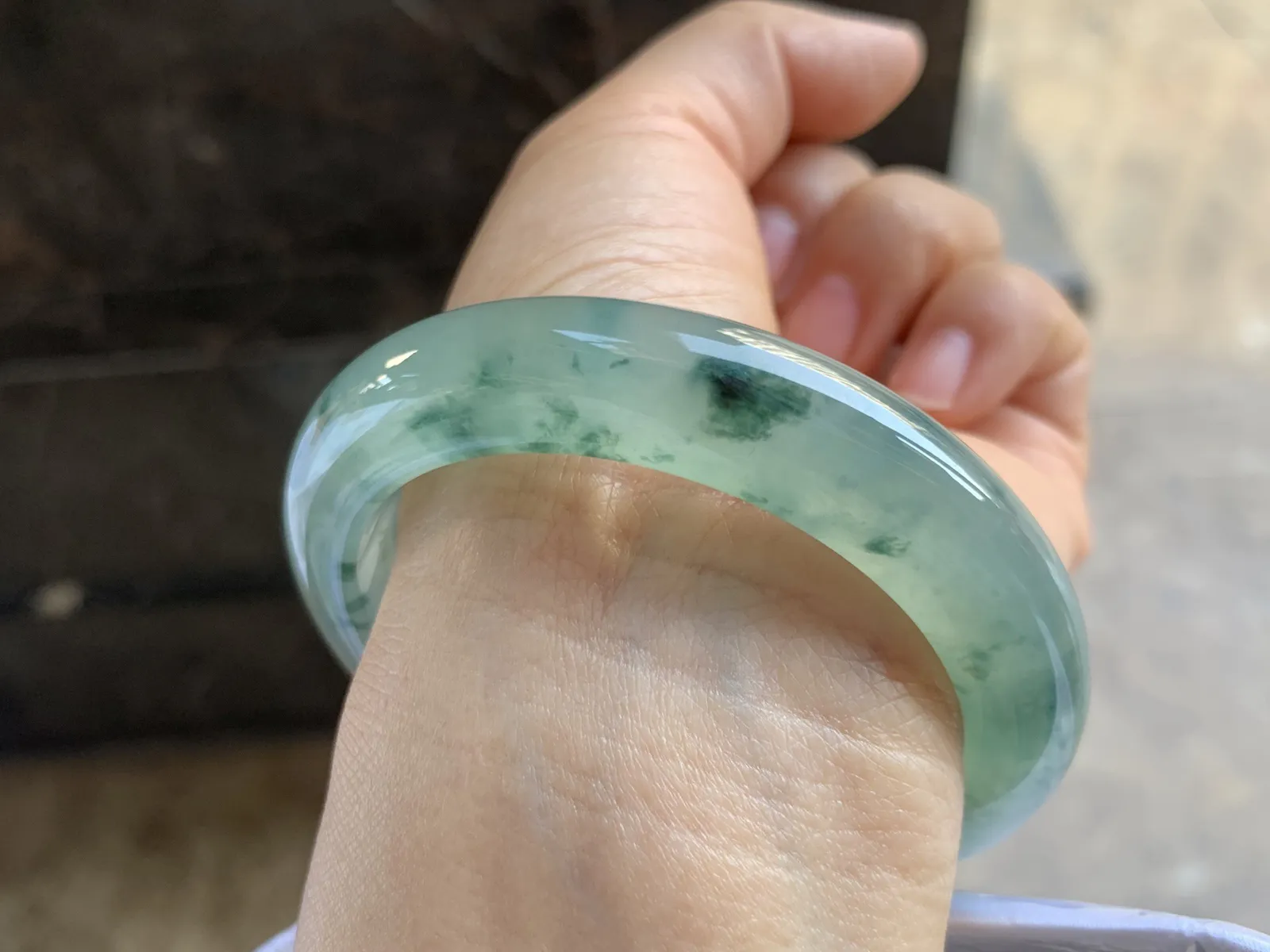 55-12-9mm
冰种飘花手镯 冰透莹润 花色漂亮