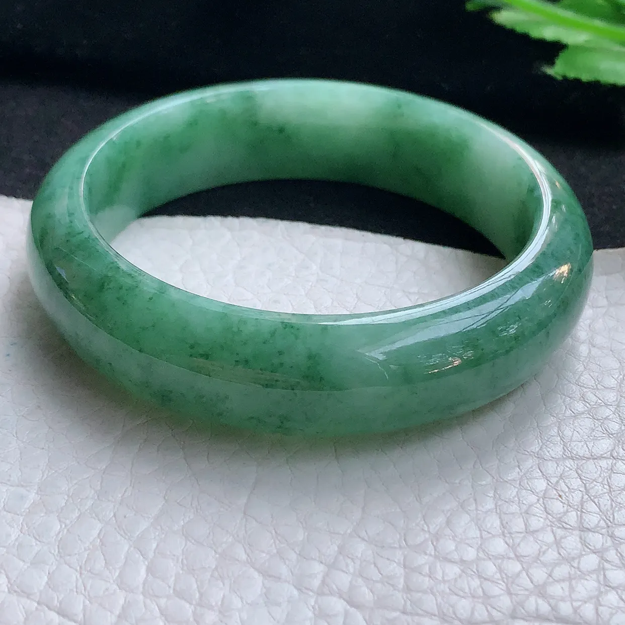 hy自然光57*15.6*8.3平安镯 缅甸翡翠A货玉手镯辣绿胶感 宽边玉手环
