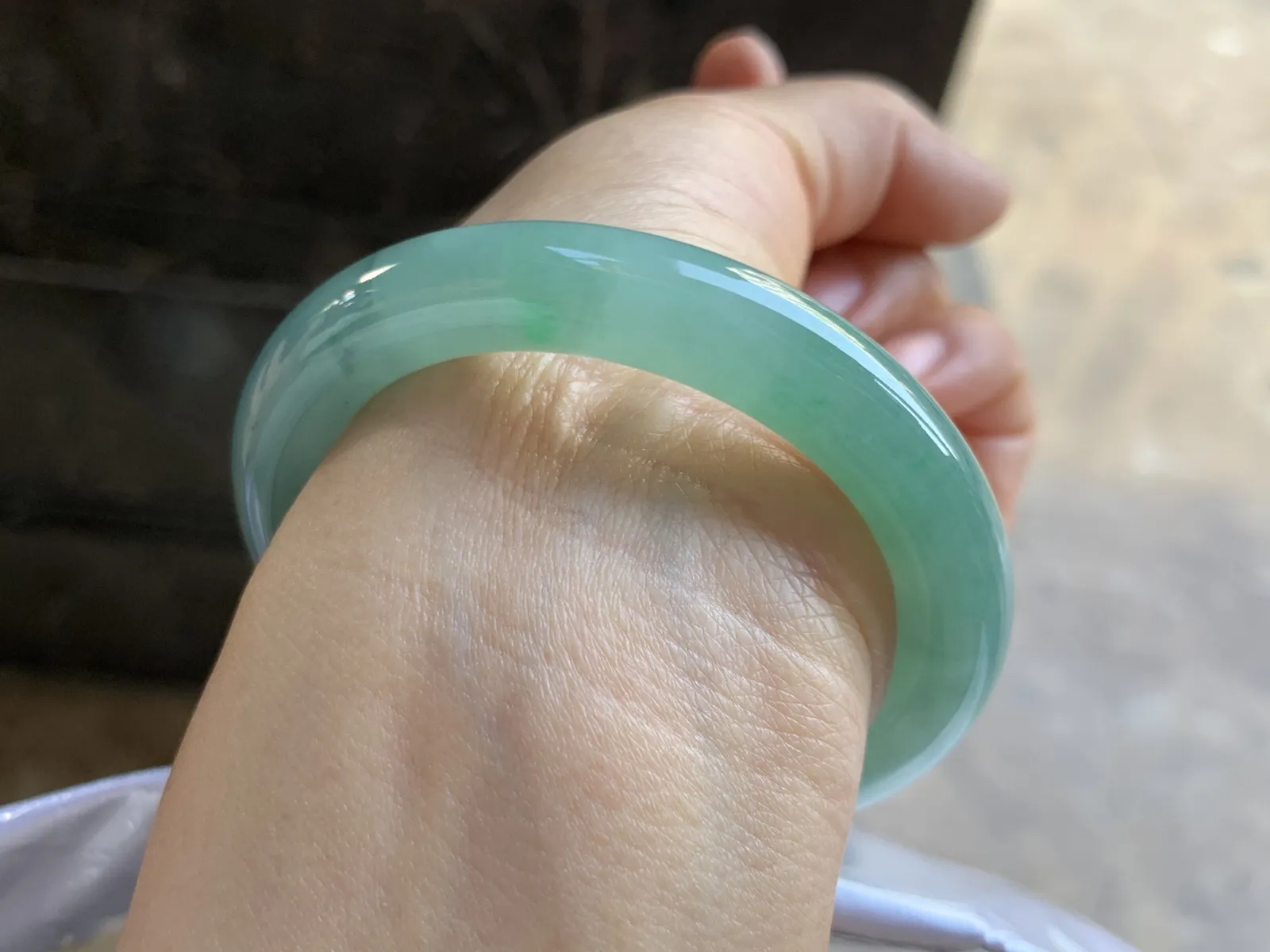 51.5-9.8mm
带色手镯 底子细腻 颜色漂亮 水润