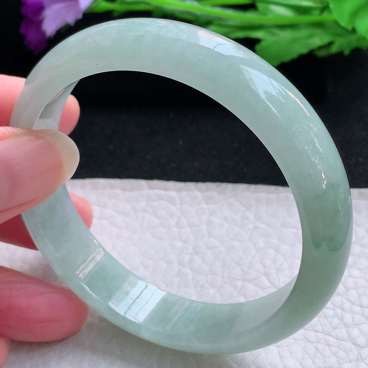 js自然光57*13.2*7平安镯 缅甸翡翠A货浅绿玉手镯水灵宽边玉手环