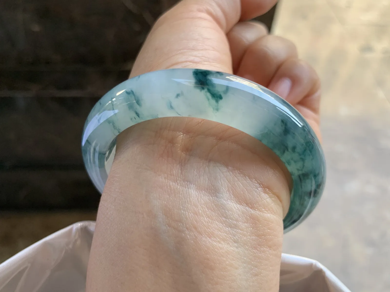 56-12.8-8.6mm
冰种蓝花手镯 水润光泽 花色漂亮