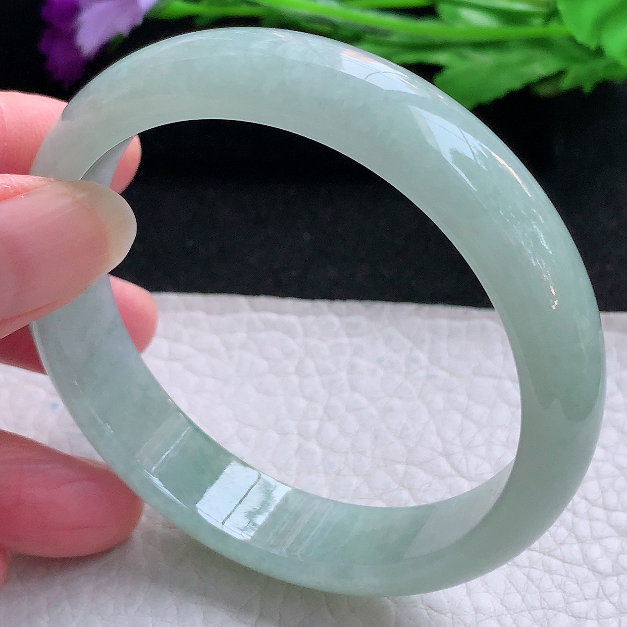 js自然光57*13.2*7平安镯 缅甸翡翠A货浅绿玉手镯水灵宽边玉手环