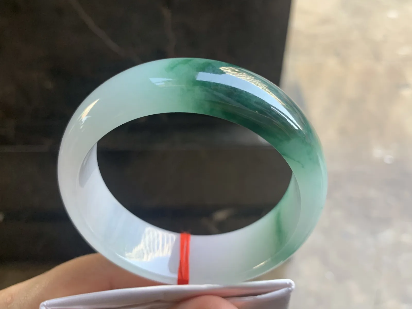 60-19.7-8.6mm
飘花宽版手镯 底子细腻 水润 花色漂亮 宽版大气