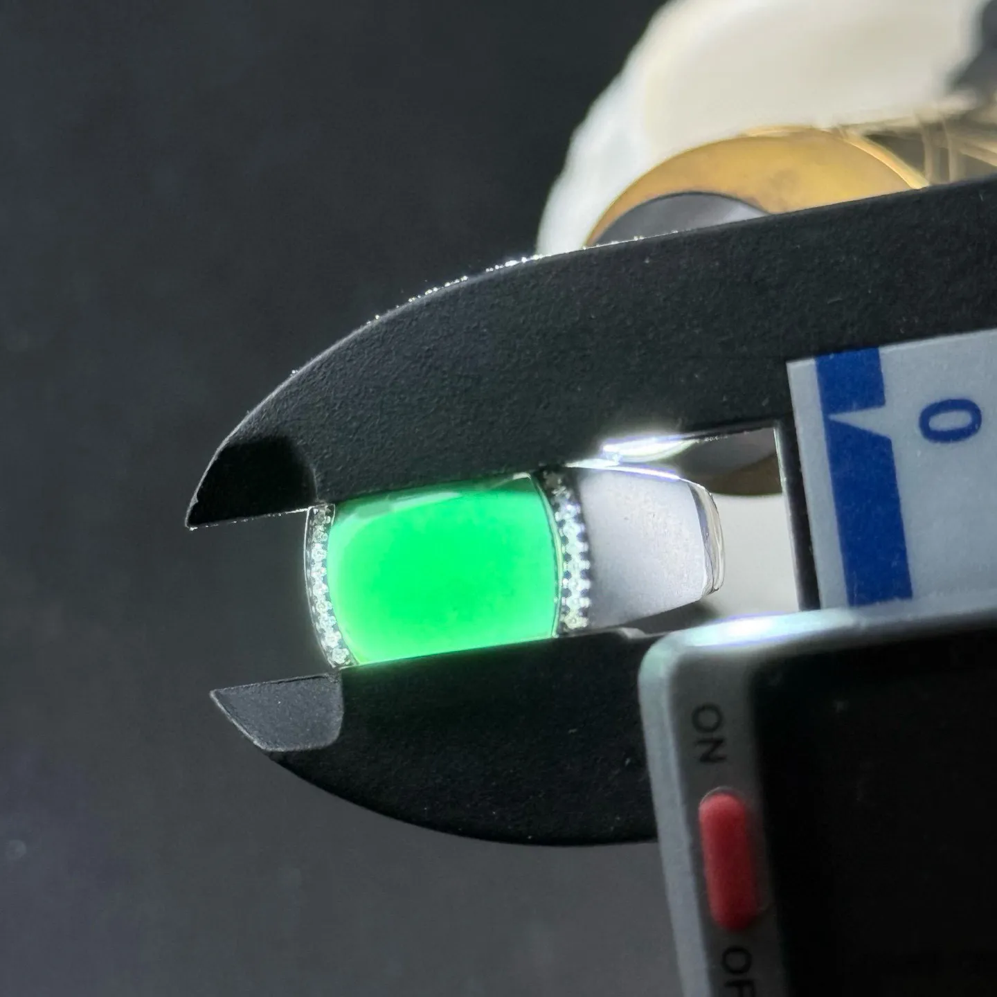 精品18k墨翠马鞍戒指 种好色正 黑度极好 打灯通透 油性十足 尺寸11.5