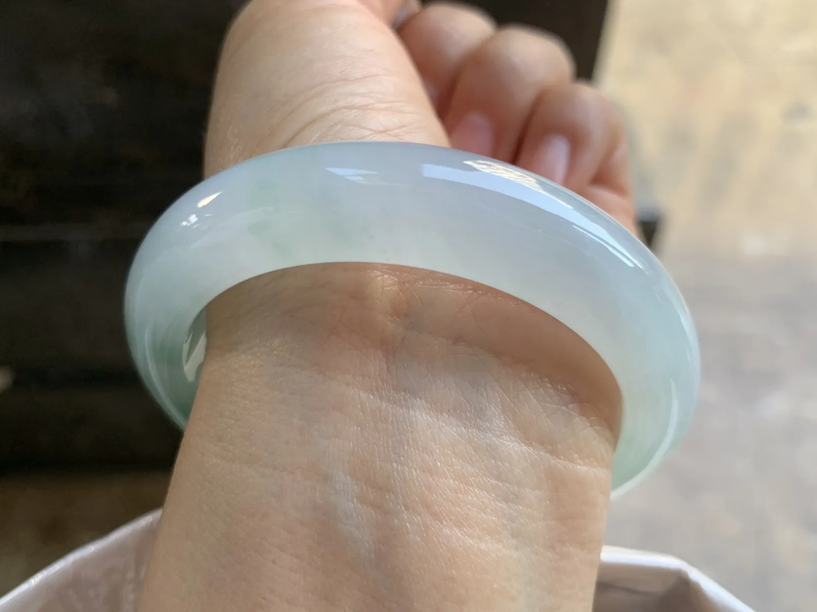 55.5-12.7-9mm
冰种飘绿手镯 水润光泽 花色漂亮