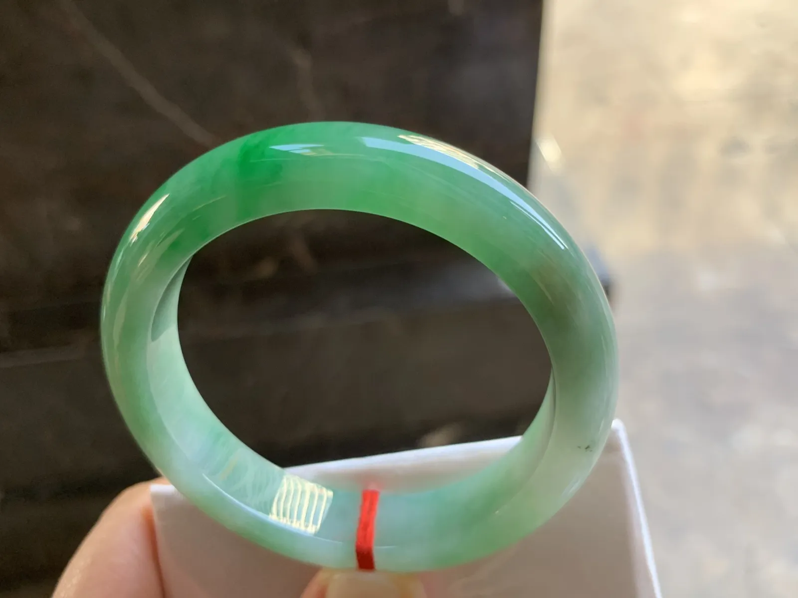 53-12-8.7mm
带色手镯 底子细腻 颜色辣绿