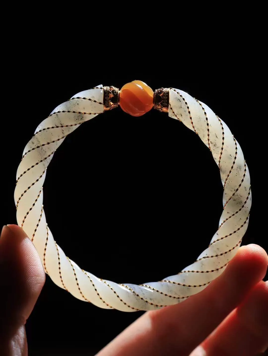 【麻花.手镯】

精品和田玉三色18k金镶嵌麻花手镯，玉质温润细腻，做工精湛，昆仑雪色凝作绕指柔，双股玉丝盘绕成圆满。纹如藤蔓相生，喻情缘坚韧交织；形似时空之环，藏天地生生不息。佩于腕间，是柔韧的智慧，亦是绵长的祝福——让每一次缠绕，都成为时光里解不开的缘分结。重37.6克   尺寸59.5-9.2-9.2mm  8910300L