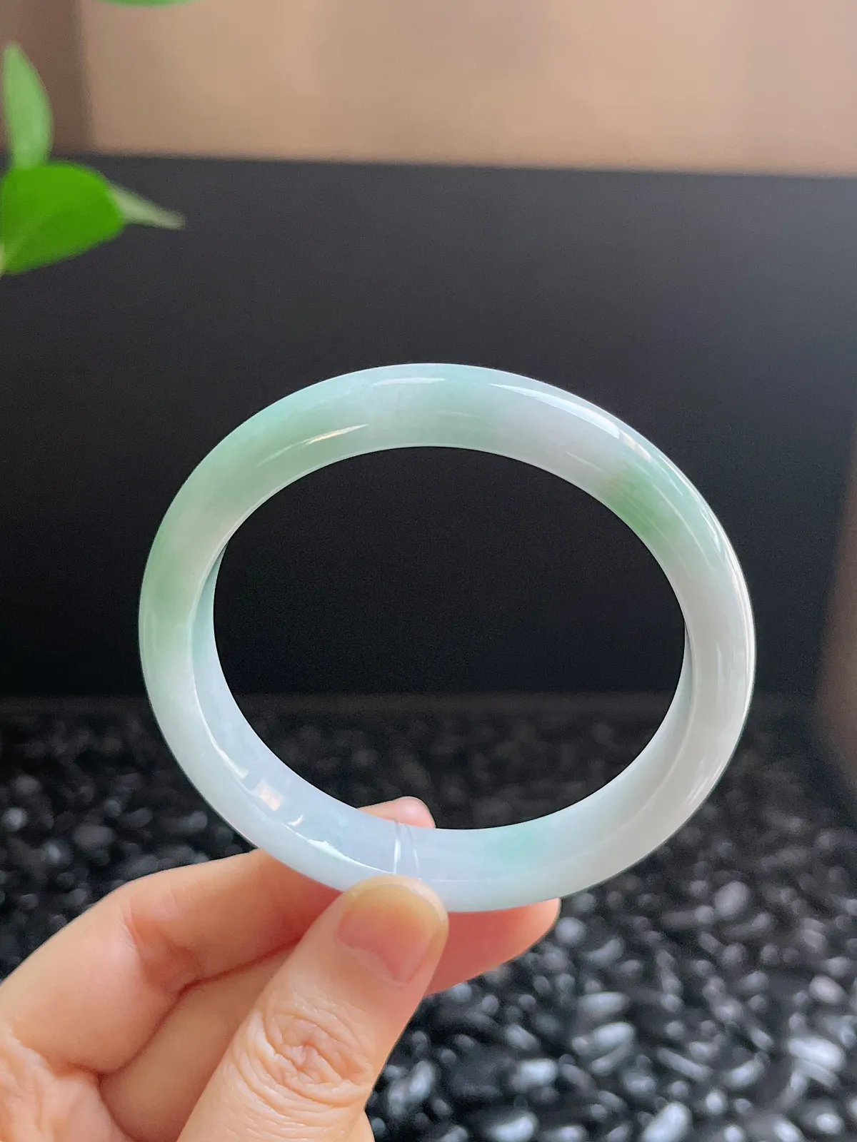 正圈57.6圈口，翡翠糯化种浅绿色手镯