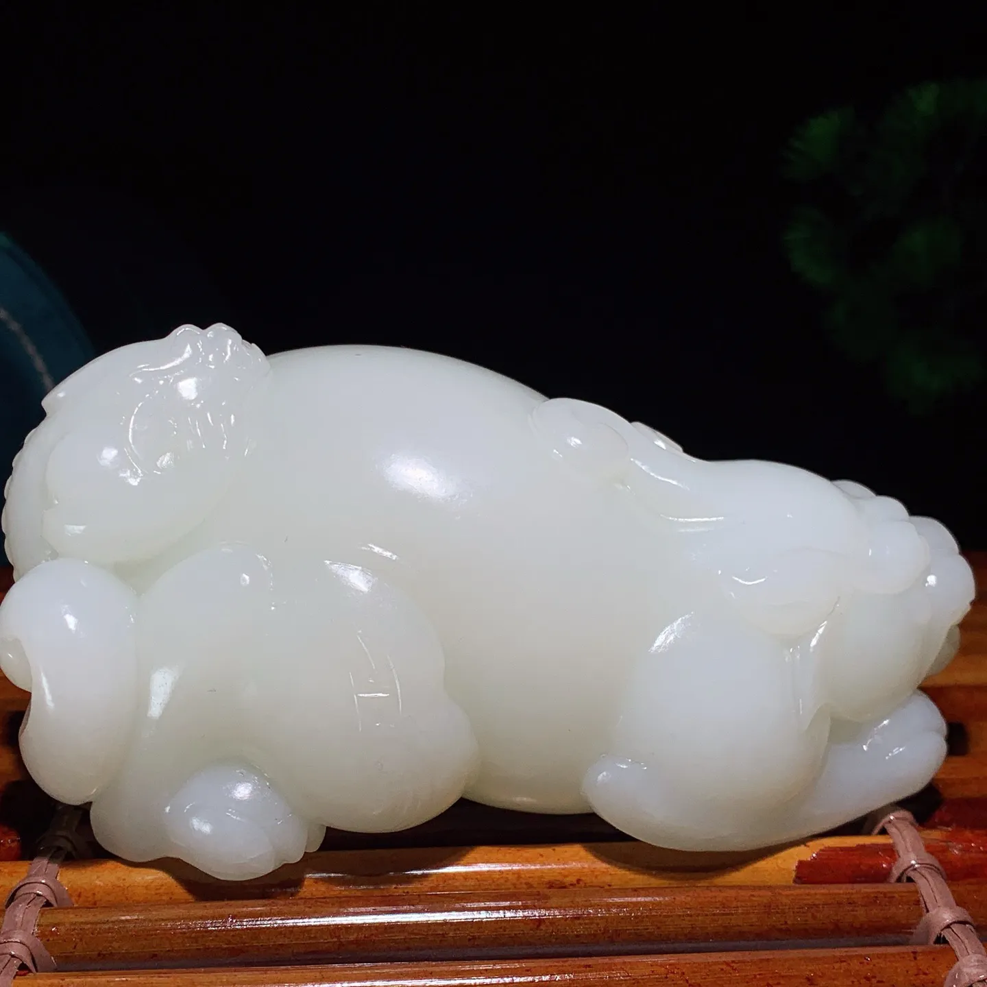 新疆和田玉羊脂白招财进宝携子上朝貔貅摆件。尺寸116/58/59重549.5克 无裂无杂 玉质细腻油