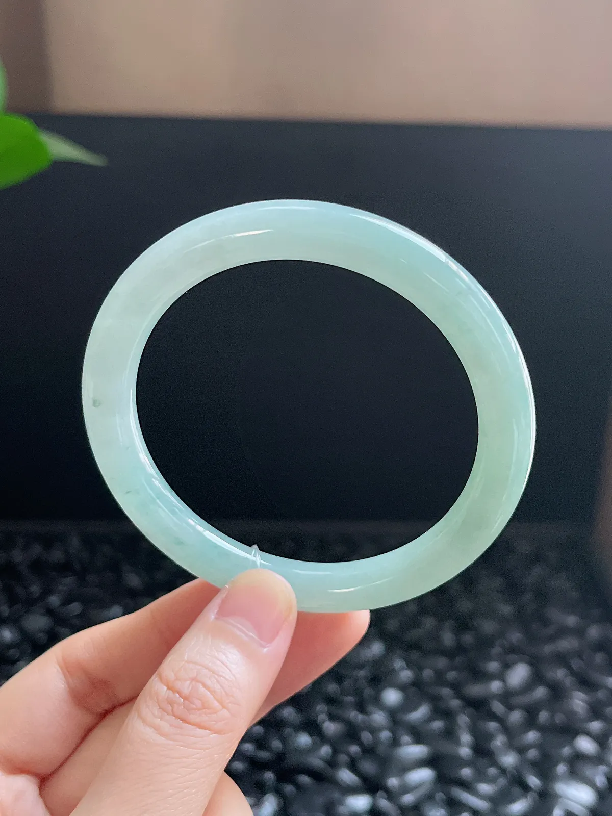 圆镯56.5圈口，翡翠冰糯种绿色手镯