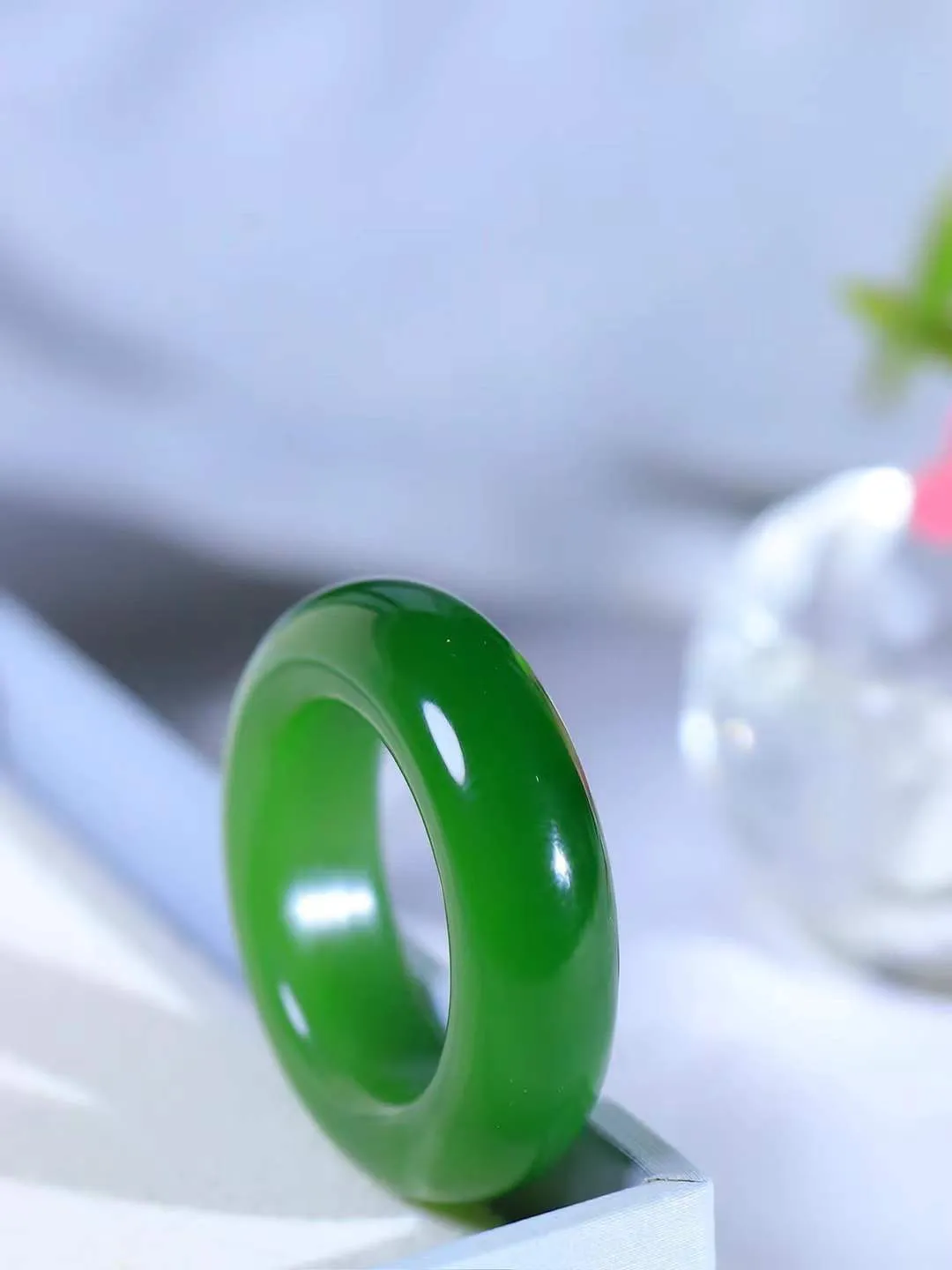 【玉见倾心.戒指】

精品和田玉碧玉戒指 玉质细腻温润，油性十足。几经花落去，无可奈流年。如果我是一株小菊花，那一定会开在你必经的路旁，努力绽放最美的花蕾，只为等待你惊鸿一瞥的温柔。重12克 尺寸20.8-9-6.5mm  7810380A