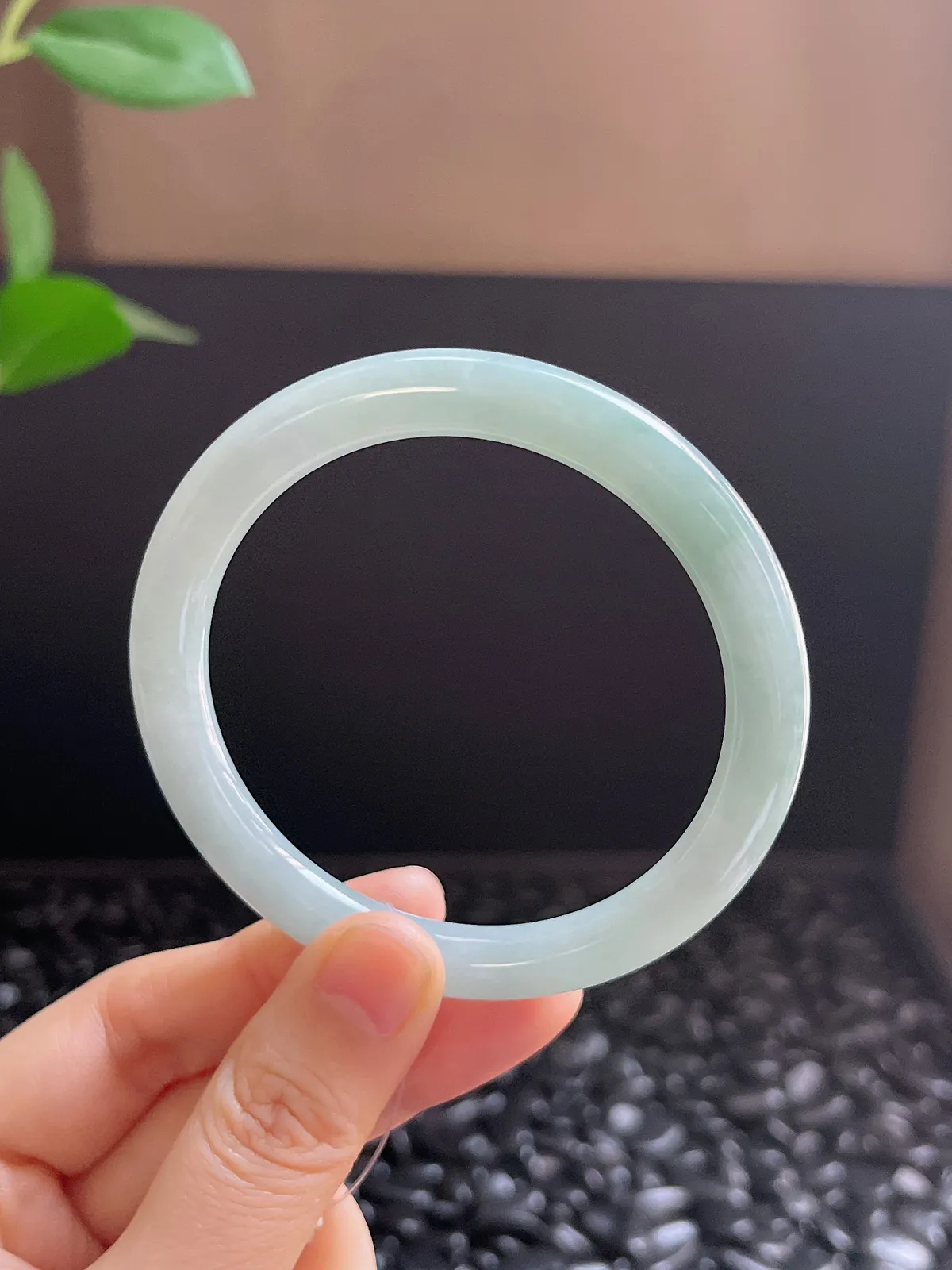 圆镯56圈口，翡翠糯化种浅绿色手镯