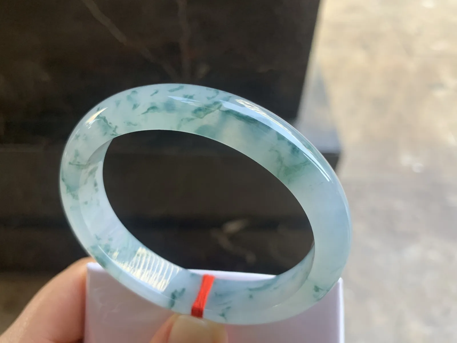 57-12.7-7.7mm
冰种飘花贵妃手镯 水润光泽 碎花点缀