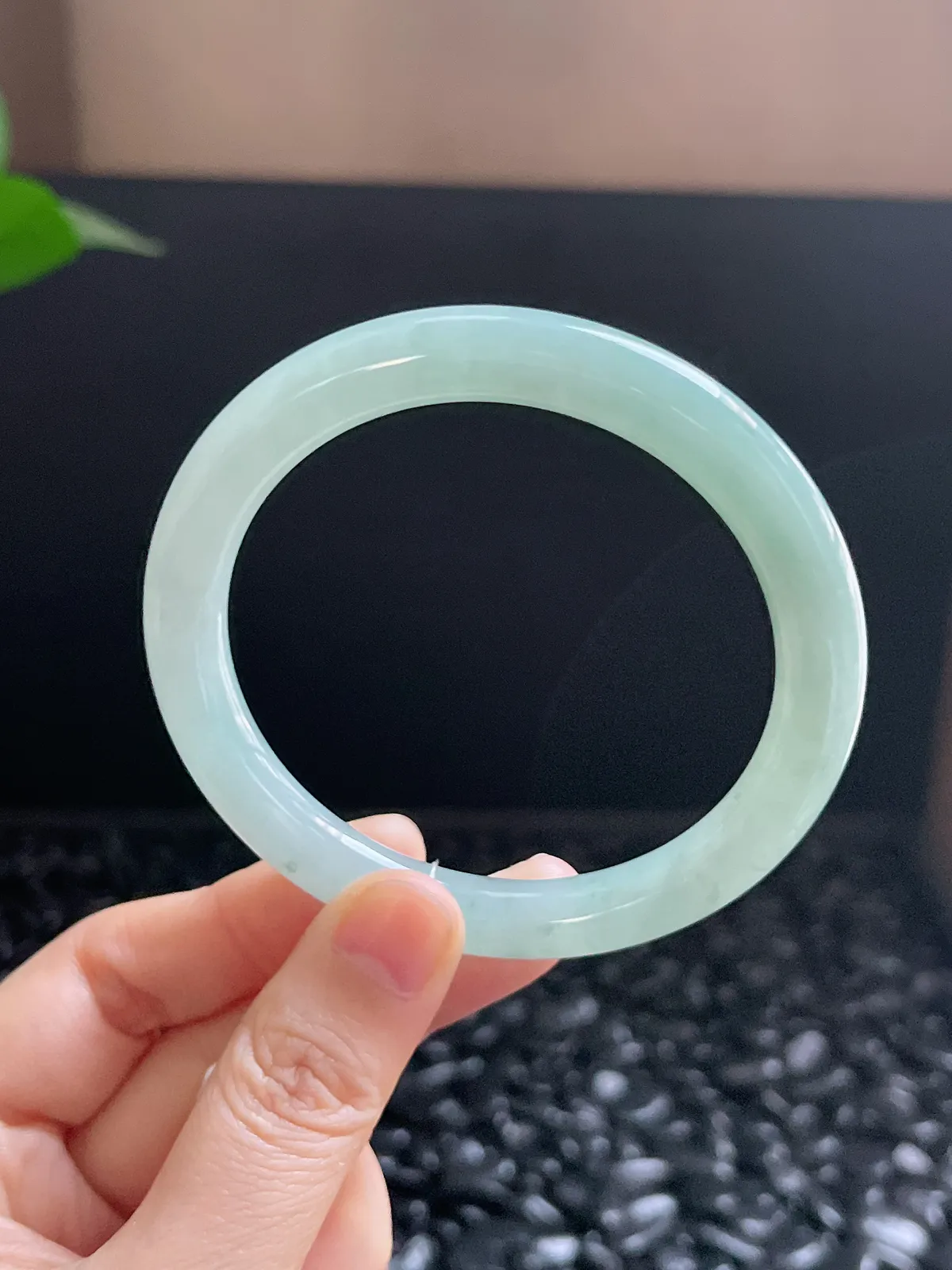 圆镯56.5圈口，翡翠冰糯种绿色手镯