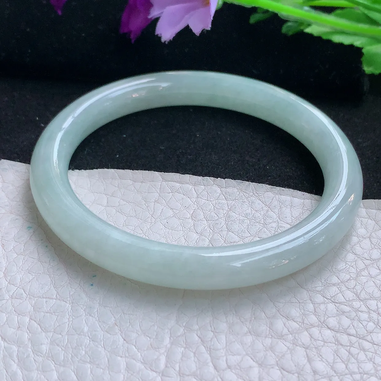 z自然光58*8.8*8.4美人镯 缅甸翡翠A货玉手镯浅绿水润圆条叮当镯