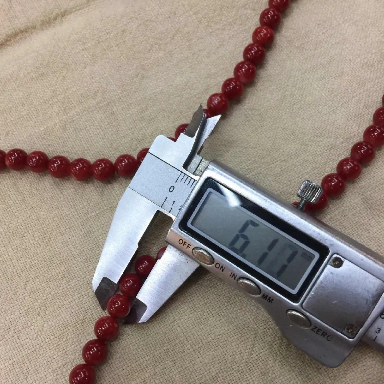 【天然日本阿卡牛血红珊瑚7mm圆珠108粒佛珠链】项链手链两用款！️遇不可求！日本产地，阿卡材料，深牛血红颜色，光泽柔润透亮，直径约7.02-6.11mm，重量47.14克，珊瑚本为佛教珍宝，来自深海千年生长，有生长纹，属于有机宝石，气场强大，稀少珍贵！每粒均为天然无添加无修补！少虫眼少白芯！收藏精品！传承宝贝！