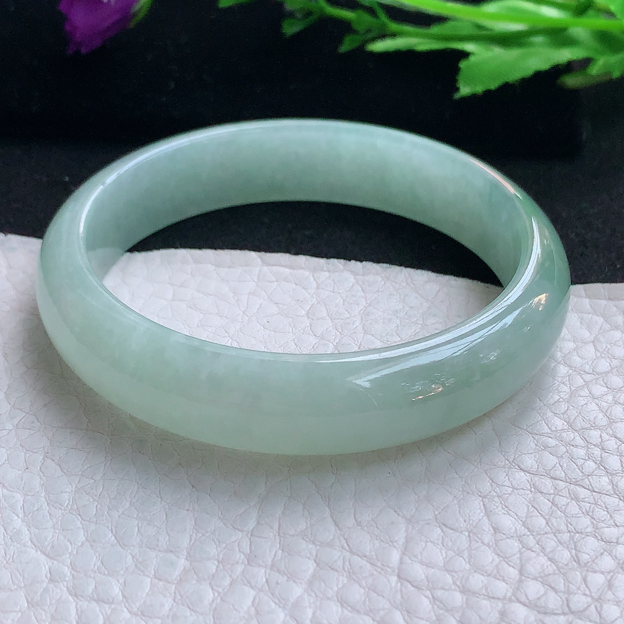 js自然光57*13.2*7平安镯 缅甸翡翠A货浅绿玉手镯水灵宽边玉手环