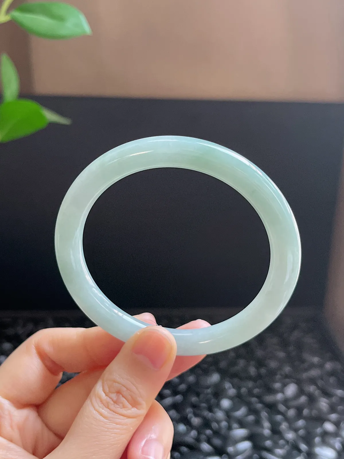 圆镯56圈口，翡翠糯化种浅绿色手镯