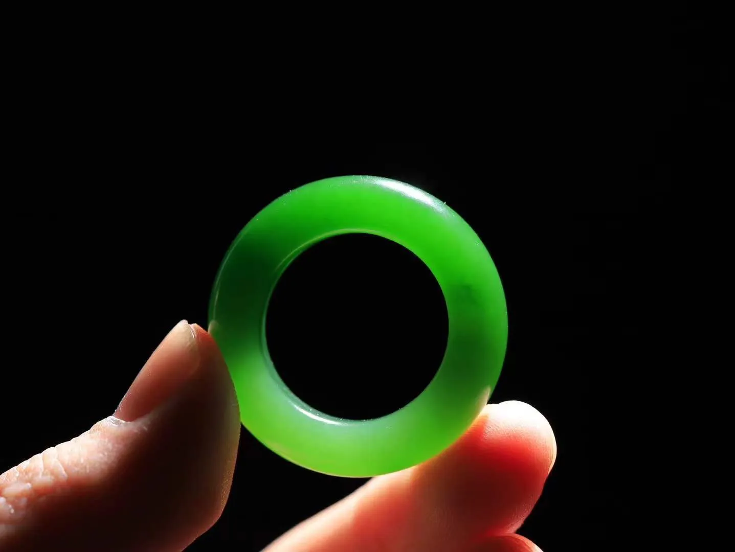 【玉见倾心.戒指】

精品和田玉碧玉戒指 玉质细腻温润，油性十足。几经花落去，无可奈流年。如果我是一株小菊花，那一定会开在你必经的路旁，努力绽放最美的花蕾，只为等待你惊鸿一瞥的温柔。重12克 尺寸20.8-9-6.5mm  7810380A