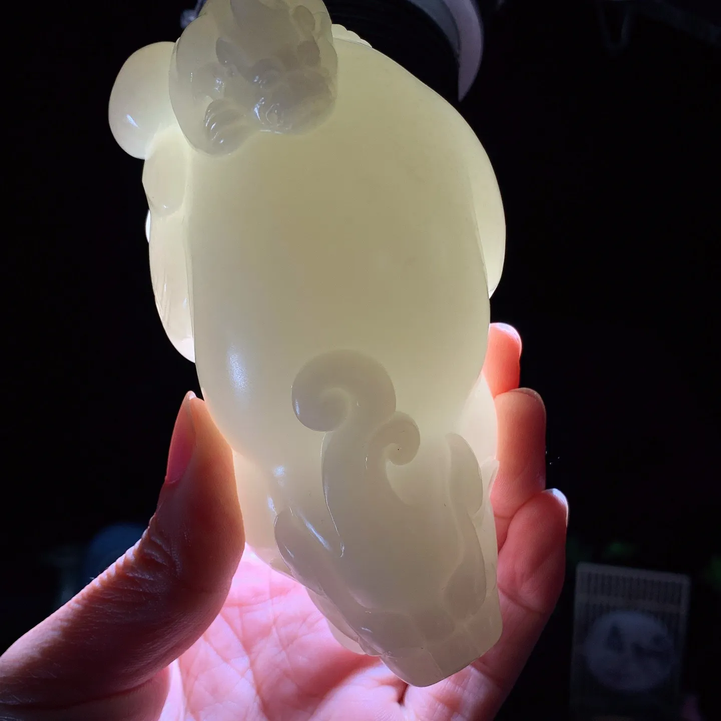 新疆和田玉羊脂白招财进宝携子上朝貔貅摆件。尺寸116/58/59重549.5克 无裂无杂 玉质细腻油润 底色纯净 脂粉好，品质好。lt250103