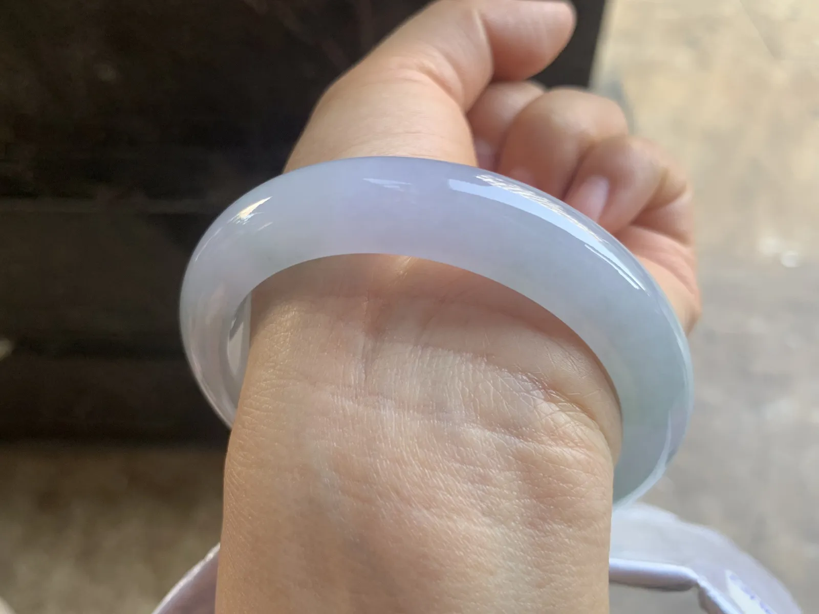 57.5-11.8-9mm
春色手镯 底子细腻 水润 颜色漂亮