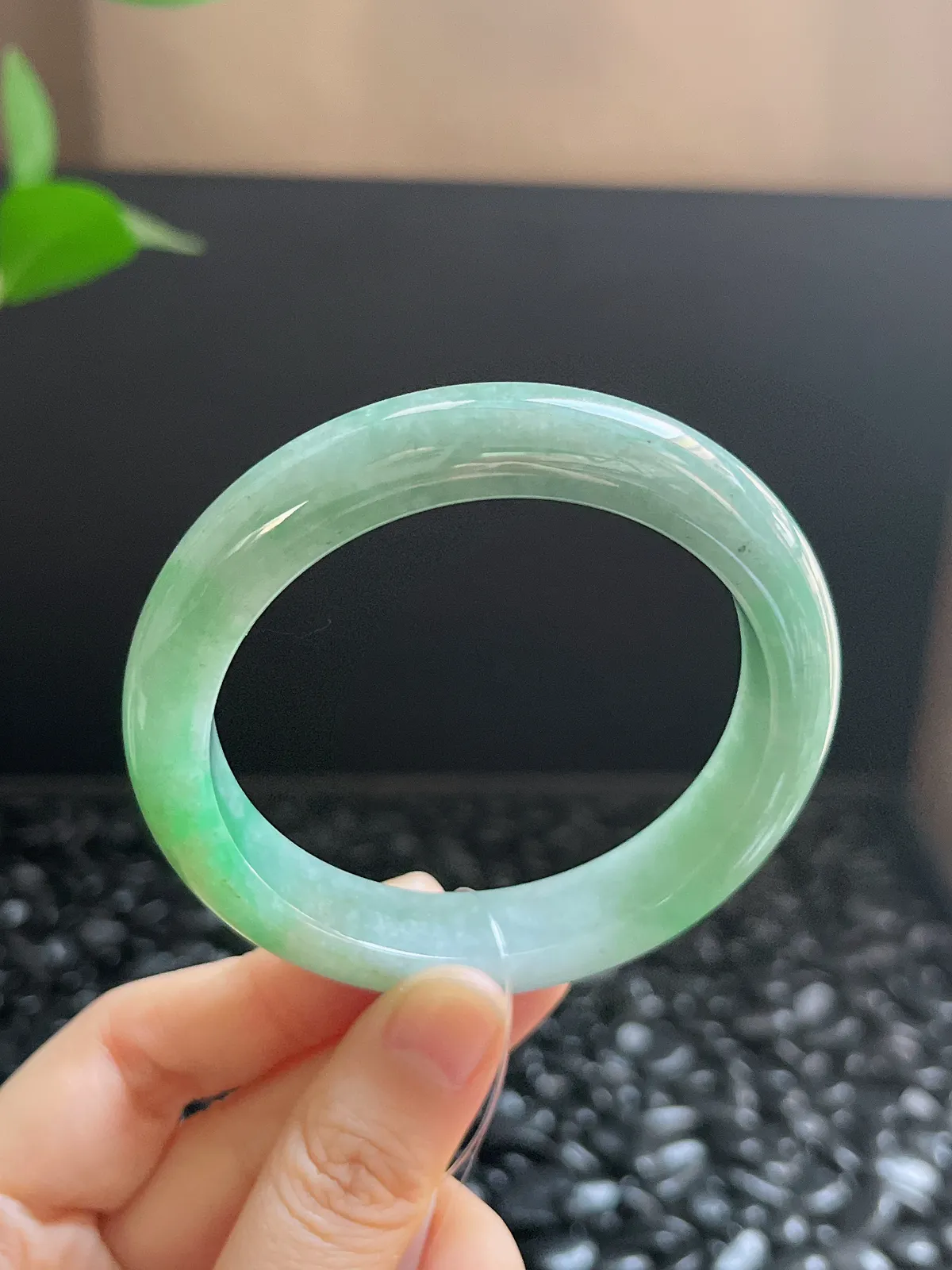 正圈55.6圈口，翡翠糯化种淡绿色手镯