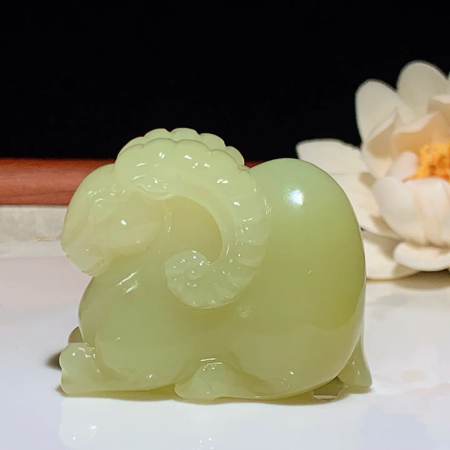 新疆和田玉黄口料洋洋如意羊挂件 尺寸44/26/36重71克 无裂无杂 玉质细腻油润 底色纯净 脂粉