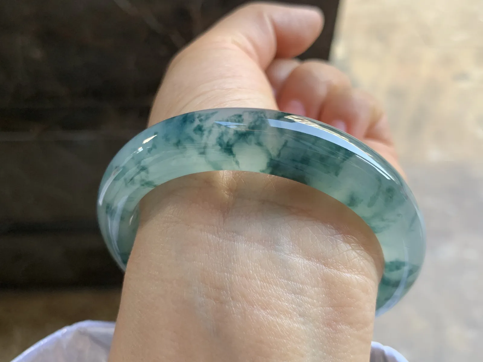 55-12.2-8.6mm
冰种飘花手镯 水润冰透 花色灵动