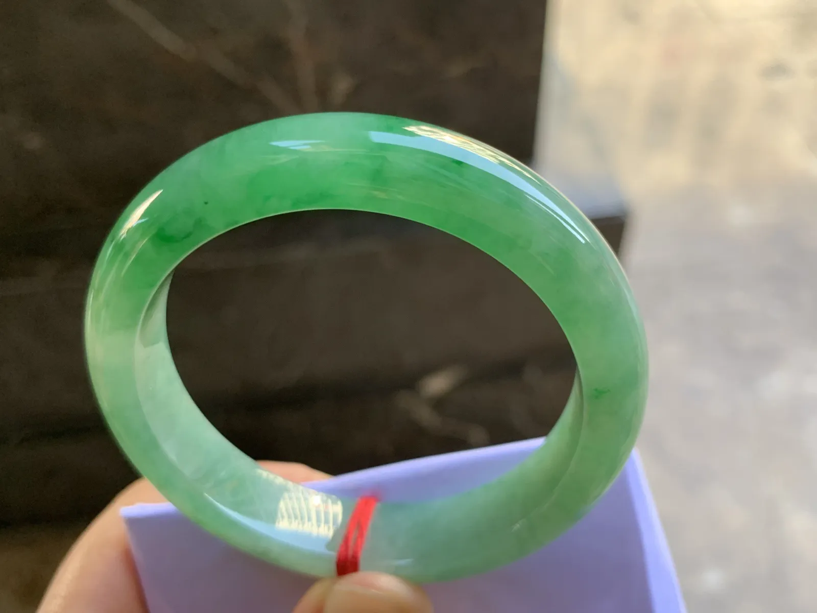 53.5-12.2-8.3mm
带色手镯 底子细腻 颜色辣绿