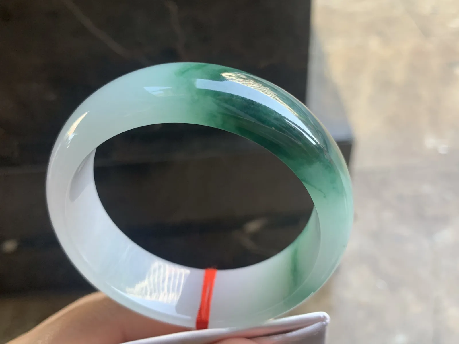 60-19.7-8.6mm
飘花宽版手镯 底子细腻 水润 花色漂亮 宽版大气