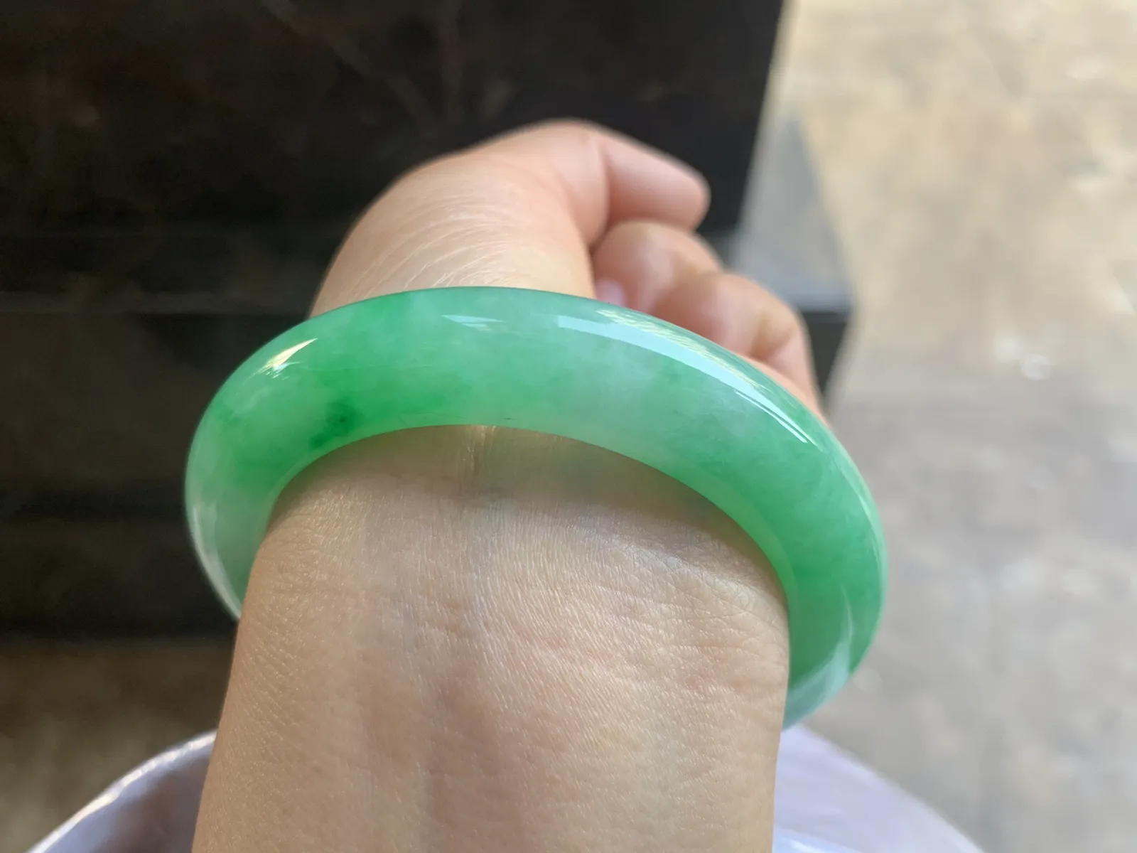 52-11.3-9.2mm
满色手镯 底子细腻 颜色漂亮 推荐