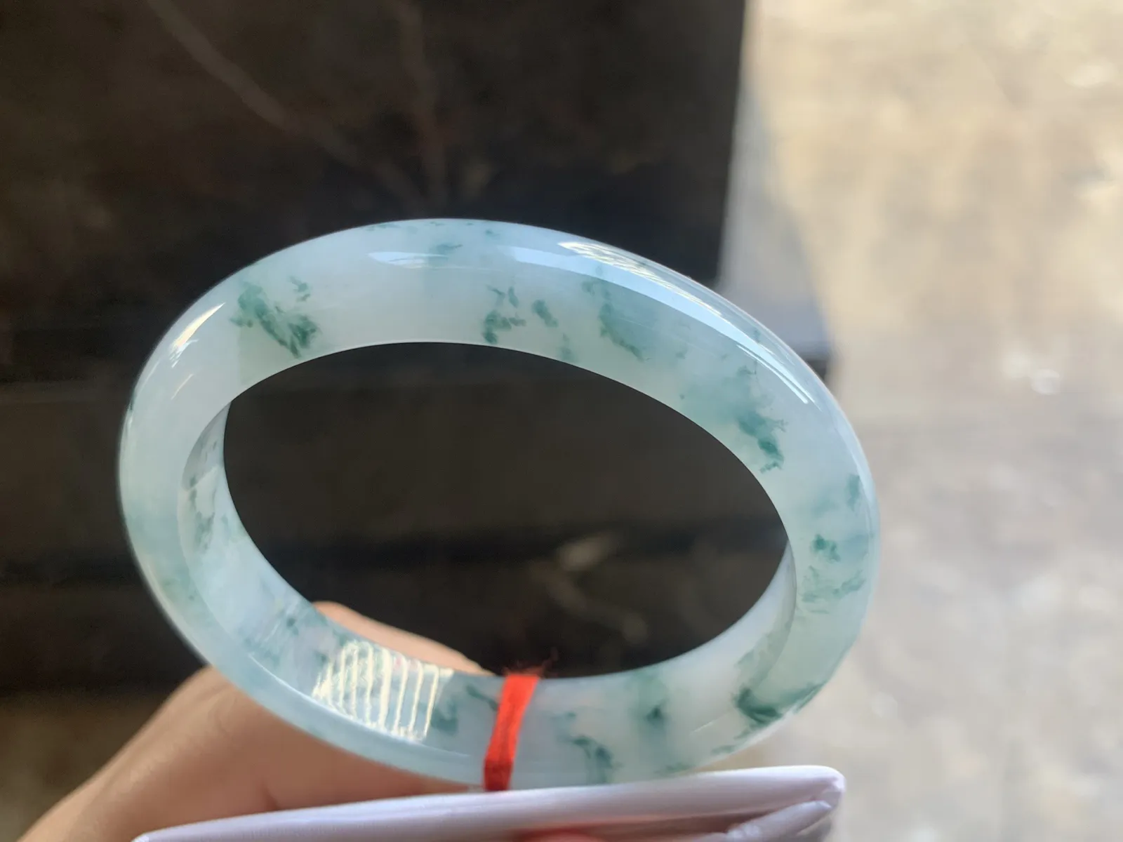 57-12.7-7.7mm
冰种飘花贵妃手镯 水润光泽 碎花点缀