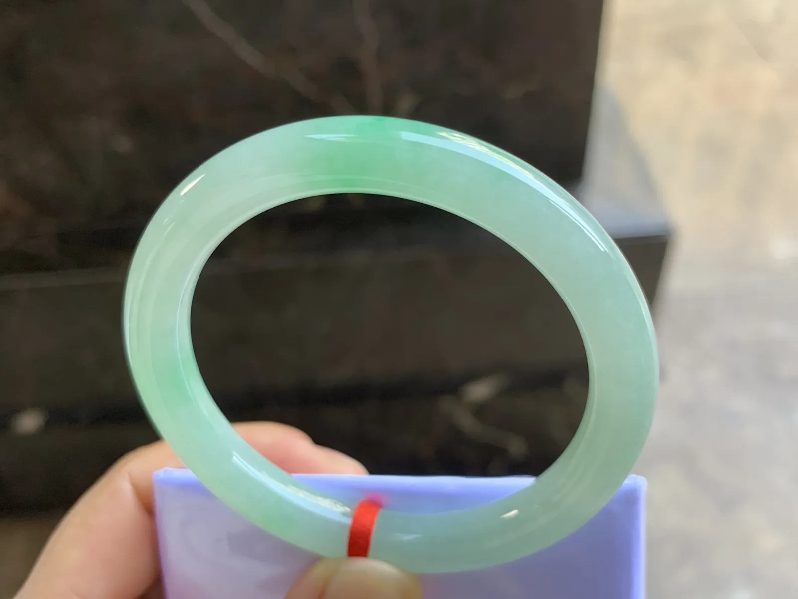 53-8.7mm
冰种带色圆条手镯 水润光泽 颜色漂亮