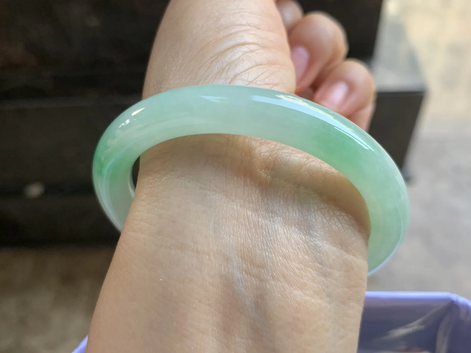 53-8.7mm
冰种带色圆条手镯 水润光泽 颜色漂亮