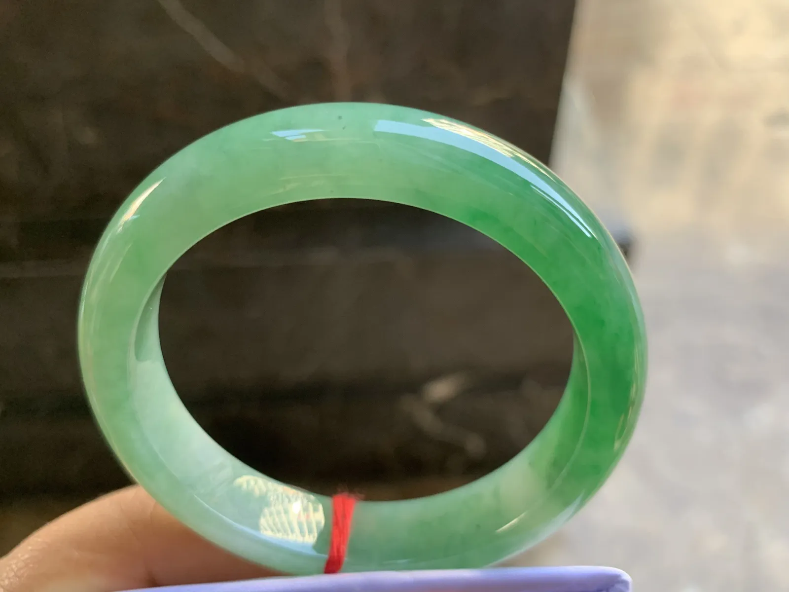 53.5-12.2-8.3mm
带色手镯 底子细腻 颜色辣绿