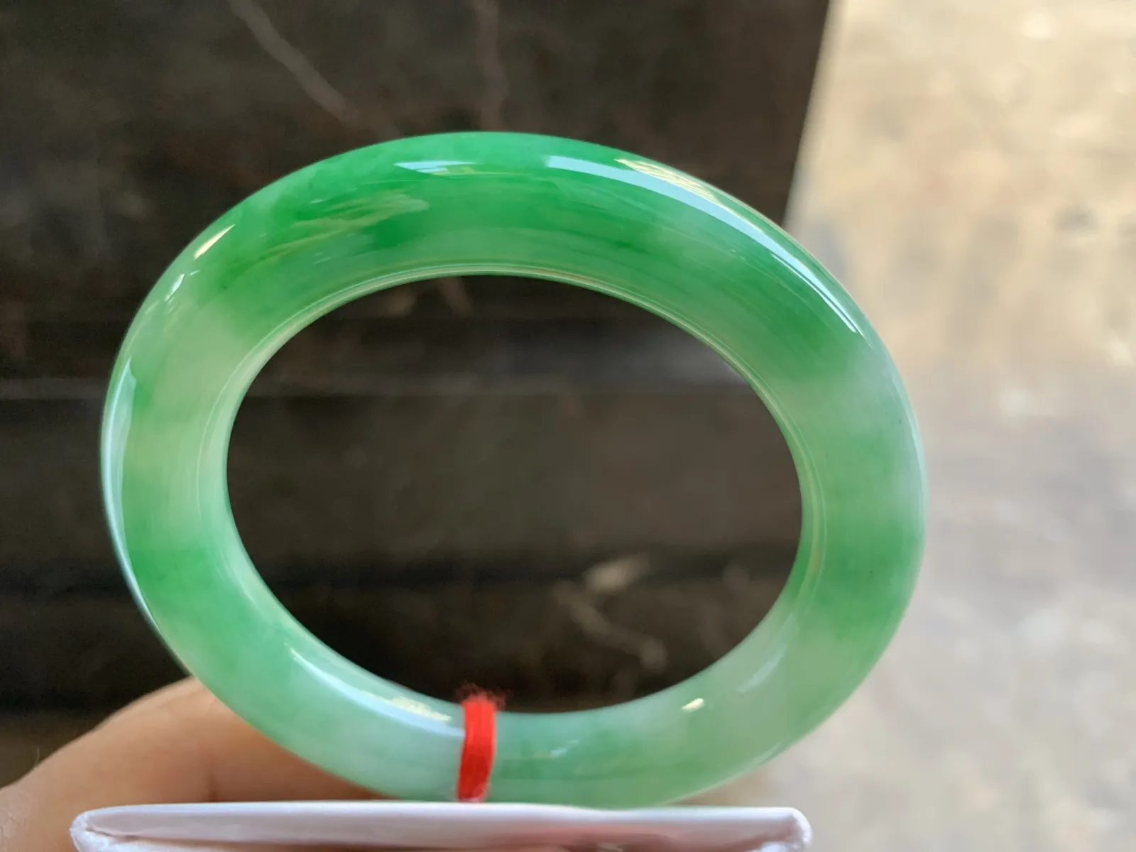 55-11mm
满色圆条手镯 底子细腻 颜色辣绿