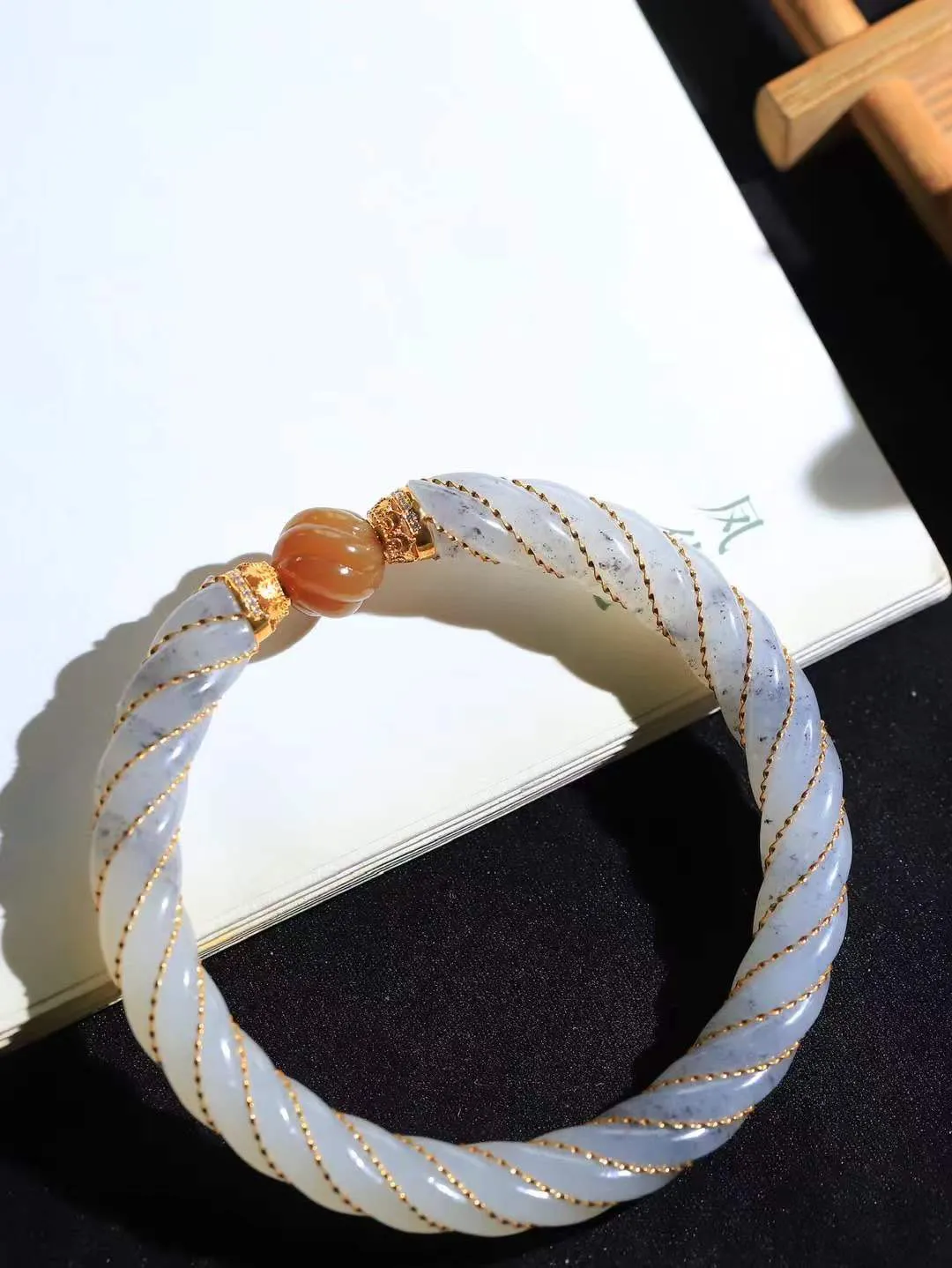 【麻花.手镯】

精品和田玉三色18k金镶嵌麻花手镯，玉质温润细腻，做工精湛，昆仑雪色凝作绕指柔，双股玉丝盘绕成圆满。纹如藤蔓相生，喻情缘坚韧交织；形似时空之环，藏天地生生不息。佩于腕间，是柔韧的智慧，亦是绵长的祝福——让每一次缠绕，都成为时光里解不开的缘分结。重37.6克   尺寸59.5-9.2-9.2mm  8910300L