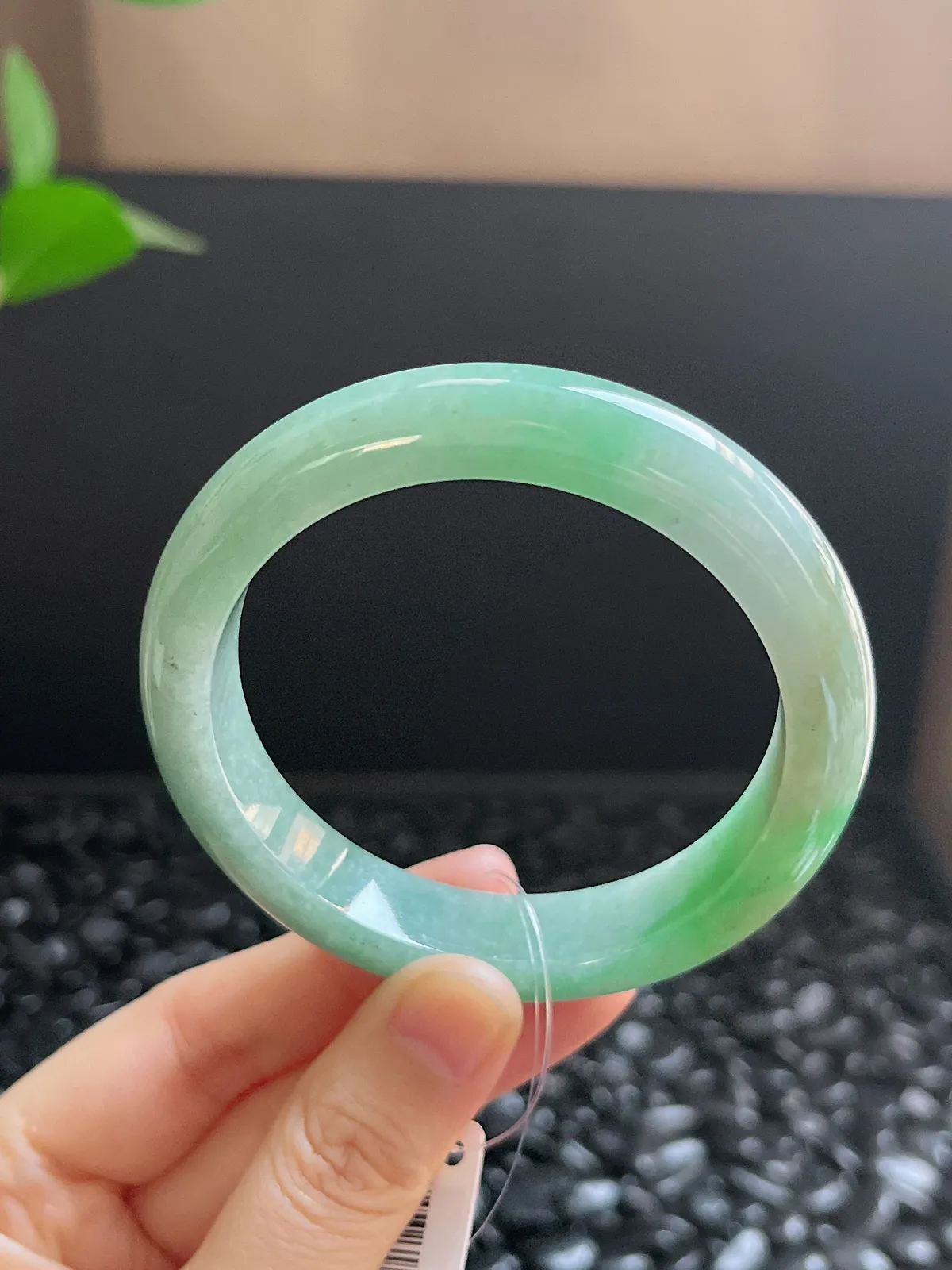 正圈55.6圈口，翡翠糯化种淡绿色手镯