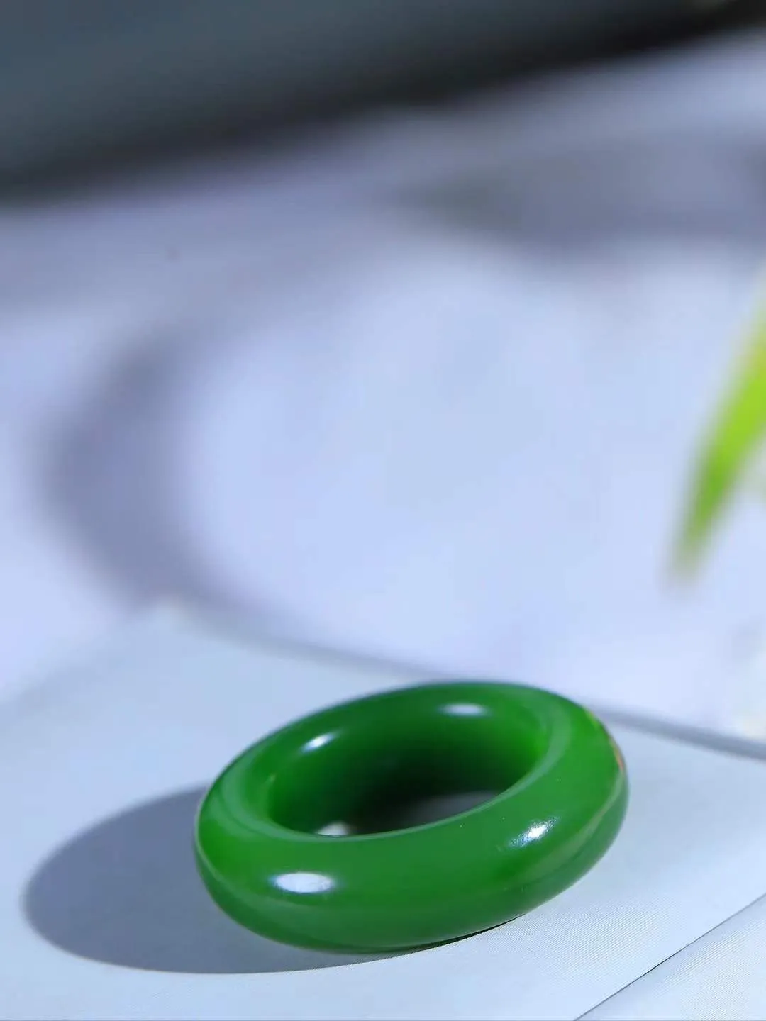 【玉见倾心.戒指】

精品和田玉碧玉戒指 玉质细腻温润，油性十足。几经花落去，无可奈流年。如果我是一株小菊花，那一定会开在你必经的路旁，努力绽放最美的花蕾，只为等待你惊鸿一瞥的温柔。重12克 尺寸20.8-9-6.5mm  7810380A